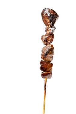 Bir şişte ızgara tavuk sakatatı fotoğrafı, yerel bir yemek..