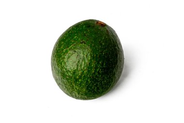 Avokado fotoğrafı yüksek çözünürlüklü bir kamerayla çekildi. Beyaz arka planda odaklama tekniği kullanılarak..