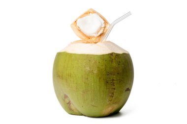 Yüksek çözünürlüklü kamerayla çekilmiş taze hindistan cevizi fotoğrafı beyaz arka plandaki odaklama tekniğini kullanıyor..