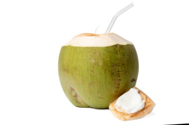 Yüksek çözünürlüklü kamerayla çekilmiş taze hindistan cevizi fotoğrafı beyaz arka plandaki odaklama tekniğini kullanıyor..