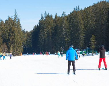 BANSKO, BULGARIA - FEBRAURY 22, 2024: Bansko kayak merkezindeki dağlarda kayak yapan insanlar.