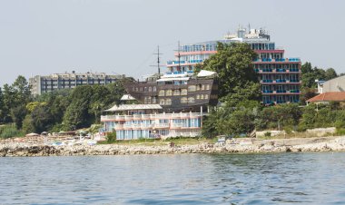 02 Temmuz 2015 - St. Constantine VE HELENA RESORT, VARNA REJON, BULGARIA: Hotel Sirius ve yelkenli gemi Sirius 'taki restoran yaz mevsiminde, St. Constantine ve Helena tatil beldesi