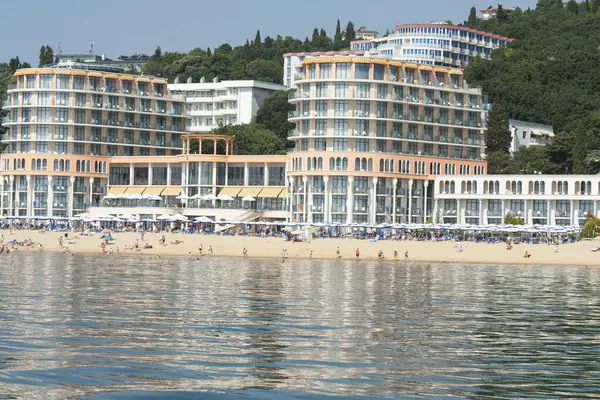 Otel Azalia ve plaj yazın, St. Constantine ve Helena tatil beldesi, Varna bölgesi, Bulgaristan.