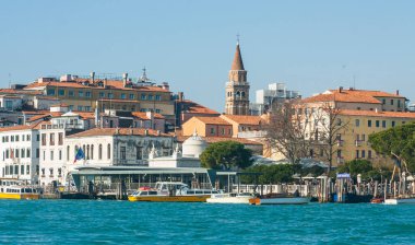 Venedik, Venedik, İtalya körfezi kıyısında tarihi binalar.