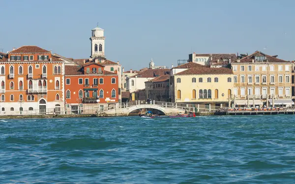 Venedik, Venedik, İtalya körfezi kıyısında tarihi binalar.