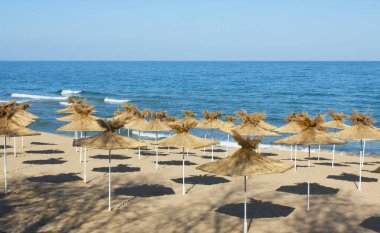 Bulgaristan 'ın Saint Constantine ve Helena tatil beldelerinin plajlarında egzotik plaj şemsiyeleri.