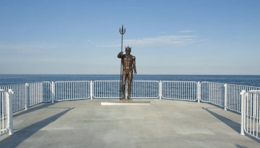 Deniz rıhtımında Neptün heykeli, St. Constantine tatil beldesi ve Helen, Varna, Bulgaristan.