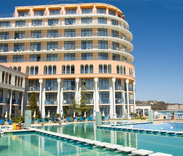 Aziz KONSTANTINE VE HELENA, BULGARIA - 10 Nisan 2015: Saints Constantine 'deki Azalia Oteli ve Bulgaristan' ın en eski deniz beldesi Helena, 19 yüzyıldan beri var..