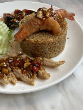 Lezzetli Asya yemekleri, baharatlı kızarmış karides ve pilavlı ekşi sos.