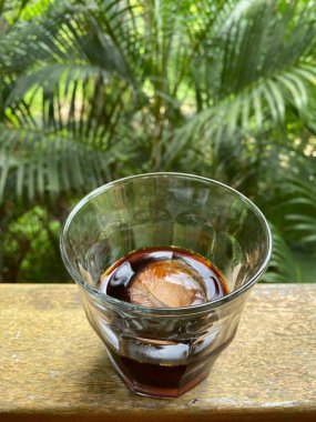 Bahçedeki masada buzlu kahve.