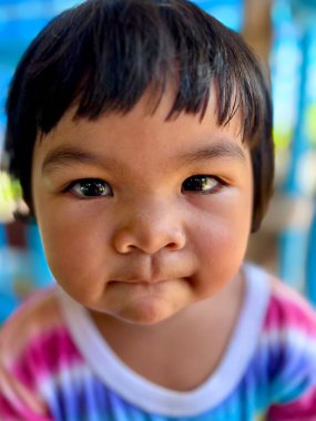 Küçük şirin Asyalı kızın yakın portresi.