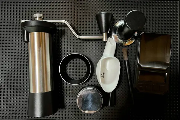 Siyah arka planda paslanmaz çelik kahve öğütücüsü seti