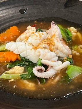 Kızarmış Düz Pirinç unu. Deniz ürünleri soslu Şehriye.