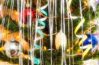 Parlak çelenk ışıklarıyla Noel ağacı