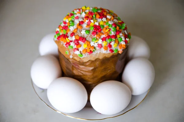 테이블에 달걀과 부활절 케이크 스톡 사진