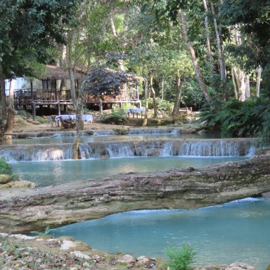 Şelalenin yanında romantik bir masa.