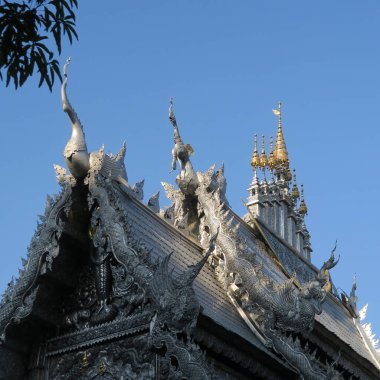 Tayland 'ın kuzeyinde küçük, güzel gümüş bir tapınak.