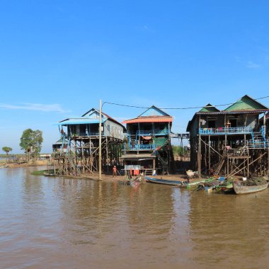 Kamboçya 'nın fakir yüzen köyü, tahta bacaklı evler ve Asya' da bir sürü çöp.