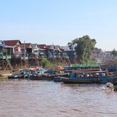 Kamboçya 'nın fakir yüzen köyü, tahta bacaklı evler ve Asya' da bir sürü çöp.