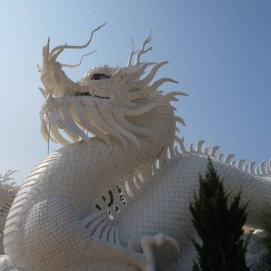 Wat Huay Pla Kang, Tayland 'ın Chiang Rai şehrindeki dev beyaz Buda' nın evleri ve figürleri