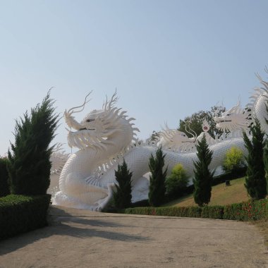 Wat Huay Pla Kang, Tayland 'ın Chiang Rai şehrindeki dev beyaz Buda' nın evleri ve figürleri
