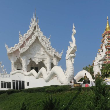 Wat Huay Pla Kang, Tayland 'ın Chiang Rai şehrindeki dev beyaz Buda' nın evleri ve figürleri