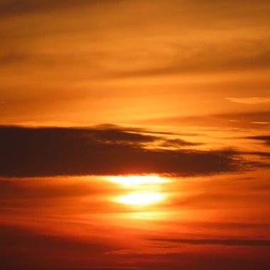 Parlak kırmızı gün batımı, gölgeli teknelerin gölgeleri...