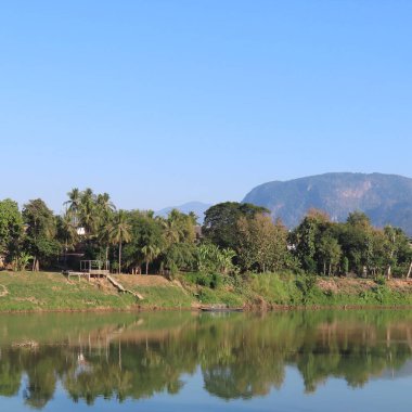 Ocak ayında, Luang Prabang, Laos 'ta Nam Khan' ın kıyıları olan bir nehir.