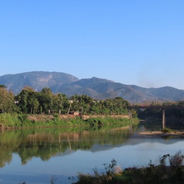 Ocak ayında, Luang Prabang, Laos 'ta Nam Khan' ın kıyıları olan bir nehir.