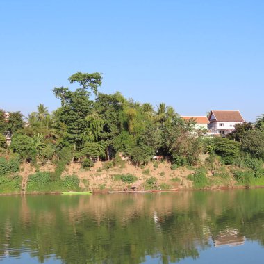 Ocak ayında, Luang Prabang, Laos 'ta Nam Khan' ın kıyıları olan bir nehir.