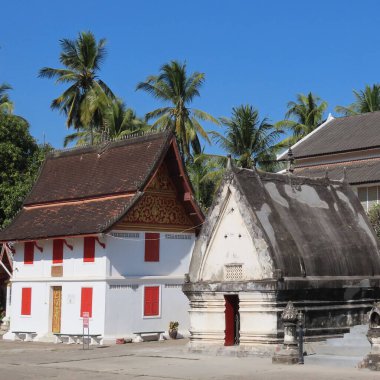 Luang Prabang, Laos 'taki Asya manzarasında birçok süslemesi olan eski güzel tapınak.