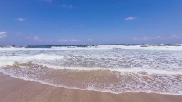 Великі Хвилі Красивому Піщаному Пляжі Широкий Кут Пострілу — стокове відео
