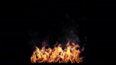 Daha küçük alevleri olan basit bir kamp ateşi ve alfa maskeli mavi grimsi duman - 4K Pro Res 60 fps