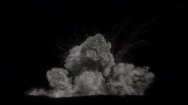 Kıvılcımlar ve enkazlarla büyük bir füze çarpması - VFX elementi - 60 fps, 4K Pro Res ve maske geçiş kartı