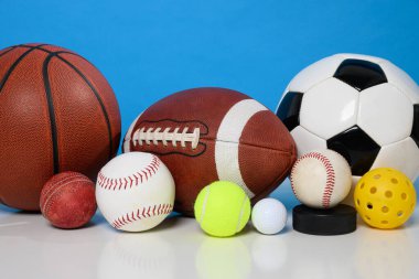 Çeşit çeşit spor topları grubu. Yüksek kalite fotoğraf. Bir beyzbol, softball, hokey diski, futbol topu, futbol, kriket topu, picleball, golf topu, basketbol