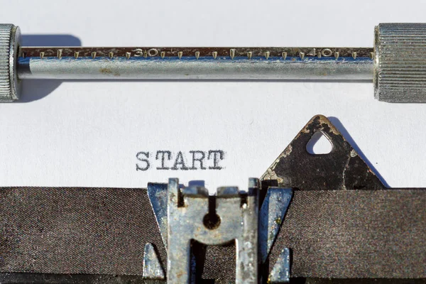 Velha Máquina Escrever Com Frase Começar — Fotografia de Stock