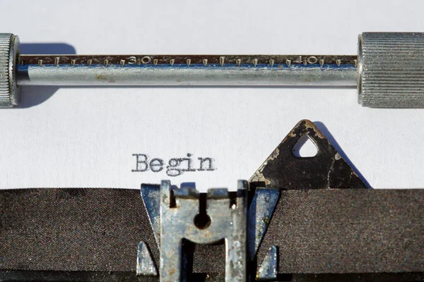 Alte Schreibmaschine Mit Dem Phrasenanfang lizenzfreie Stockbilder