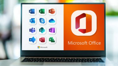 POZNAN, POL - OCT 25, 2022: Microsoft Office 'in logolarını gösteren dizüstü bilgisayar, Microsoft tarafından geliştirilen bir istemci yazılım, sunucu yazılımı ve hizmetler ailesi