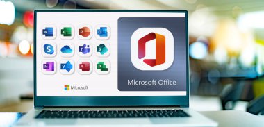 POZNAN, POL - OCT 25, 2022: Microsoft Office 'in logolarını gösteren dizüstü bilgisayar, Microsoft tarafından geliştirilen bir istemci yazılım, sunucu yazılımı ve hizmetler ailesi