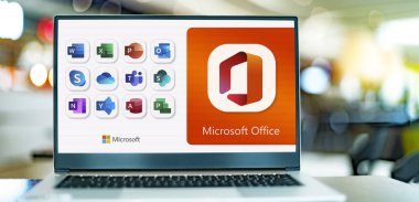 POZNAN, POL - OCT 25, 2022: Microsoft Office 'in logolarını gösteren dizüstü bilgisayar, Microsoft tarafından geliştirilen bir istemci yazılım, sunucu yazılımı ve hizmetler ailesi
