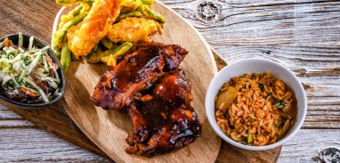 Tamarind soslu tavuk budu ve yanında da Tom yum wok kızarmış pirinç ve sebze tempurası.