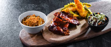 Tamarind soslu tavuk budu ve yanında da Tom yum wok kızarmış pirinç ve sebze tempurası.