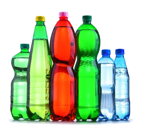 Пластиковые Бутылки Различных Газированных Прохладительных Напитков Изолированы Белом — стоковое фото