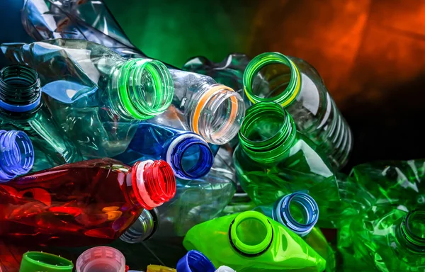 Пустые Цветные Бутылки Питья Вторичные Пластиковые Отходы — стоковое фото