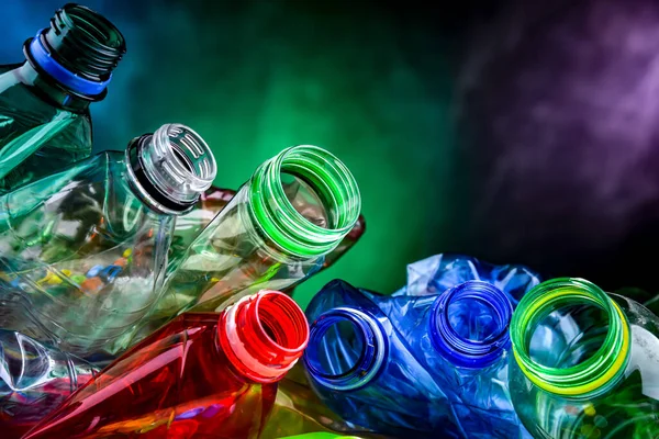 空の色のドリンクボトル 再生可能なプラスチック廃棄物 — ストック写真
