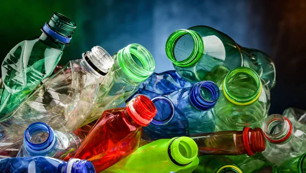 Boş Renkli Içecek Şişeleri Geri Dönüşümlü Plastik Atık — Stok fotoğraf