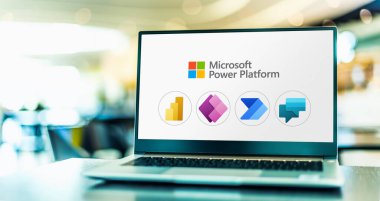 POZNAN, POL - 24 Mayıs 2022: Microsoft Power Platform aile ürünlerinin simgelerini gösteren dizüstü bilgisayar