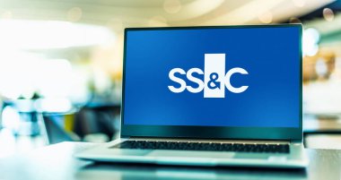 POZNAN, POL - 4 Mayıs 2022: Çok uluslu bir finans teknolojisi şirketi olan SS & C Technologies 'in logosunu gösteren dizüstü bilgisayar