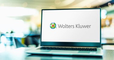 POZNAN, POL - 4 Mayıs 2022: Hollandalı bilgi hizmetleri şirketi Wolters Kluwer 'ın logosunu gösteren dizüstü bilgisayar