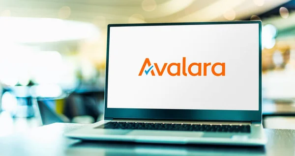 Poznan Pol Maio 2022 Computador Portátil Exibindo Logotipo Avalara Software — Fotografia de Stock